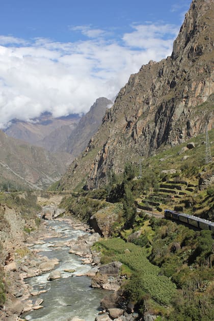Día uno: el trekking se inicia a la vera del río Urubamba.