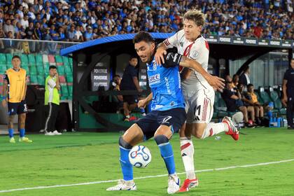 Diago Giménez pelea la pelota con Facundo Colidio (11) en un partido por la Copa Sudamericana entre Blooming y River con más lucha y fricción que juego