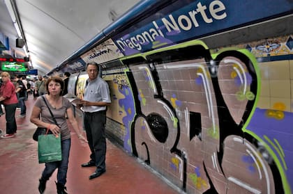 En Diagonal Norte (línea C) optimizarán la circulación, con sentido a Retiro, y sumarán un estacionamiento de motos
