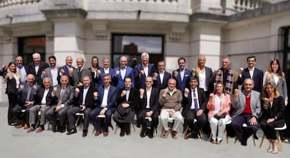 "Dialogamos con todo el equipo sobre los ejes del Plan de Gobierno que presentaremos el 4 de noviembre, el cual venimos elaborando hace meses. Proyectamos el cronograma de trabajo de los próximos meses, en donde se profundizara cada área involucrada.", afirmó Espert y presentó los equipos técnicos que lo acompañarán como candidato a gobernador de la provincia de Buenos Aires