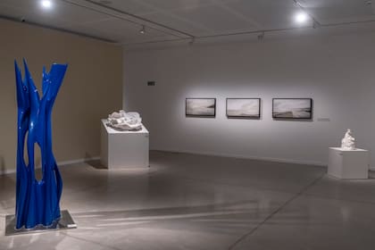 Diálogo en la sala: una escultura de Pablo Atchugarry en azul, obras de Eva Claessens en blanco y, colgados, más paisajes de Lennon