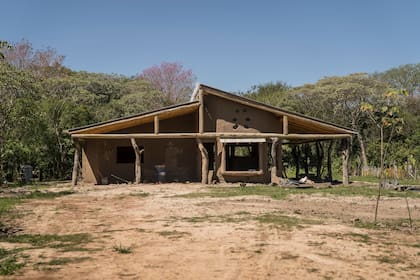 Frente de la casa de barro que la viceintendenta de Pellegrini construye con su pareja.