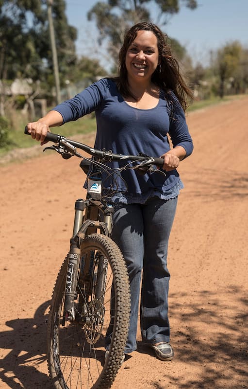 Diana Frete, viceintendenta de Carlos Pellegrini, en las calles del pueblo.