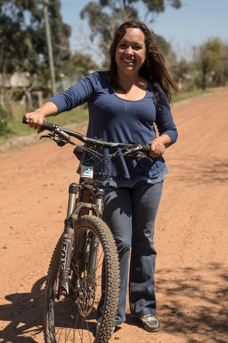 Diana Frete, viceintendenta de Carlos Pellegrini, en las calles del pueblo.