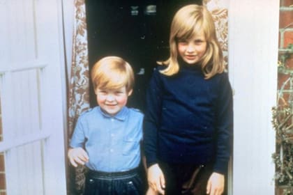 Diana a los siete años con su hermano Charles. Cuando en 1969 sus padres se divorciaron y su madre Frances se fue a vivir a Escocia con otro hombre, la futura princesa la esperaba todos los días en la puerta de la casa