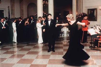 Diana bailando con John Travolta en la Casa Blanca