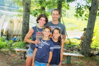 Diana Berrent junto a su marido y sus hijos