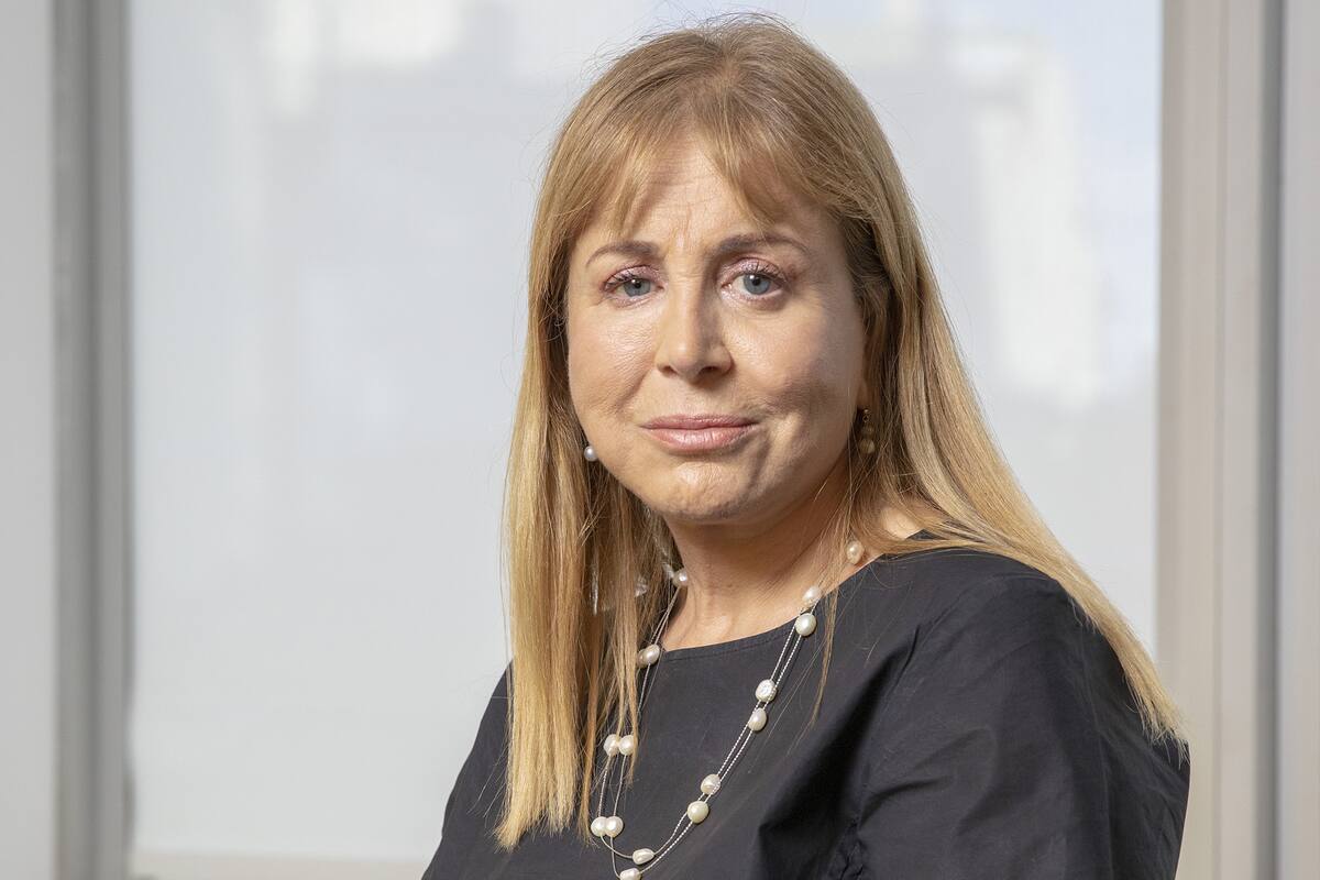 Diana Cohen Agrest nació en Buenos Aires en 1954. Magíster en Bioética por la Universidad de Monash (Australia) y doctora en Filosofía por la UBA, es cofundadora y presidenta de la asociación civil Usina de Justicia. Entre otros libros, escribió Ausencia perpetua. Inseguridad y trampas de la (in)jus