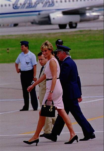 Diana con la emblemática Lady Dior