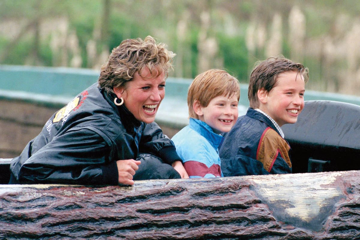 Diana de Gales y los príncipes William y Prince Harry durante una visita al Thorpe Park, en Reino Unido (Photo by Julian Parker/UK Press via Getty Images)