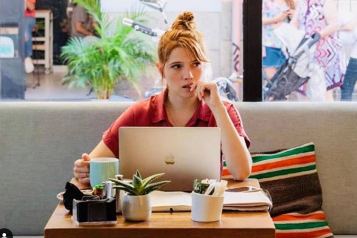 Diana Gómez es la actriz que interpreta a Valeria, la protagonista de la historia basada sobre los libros de Beta Coqueta. Gómez es conocida por su participación en La casa de papel