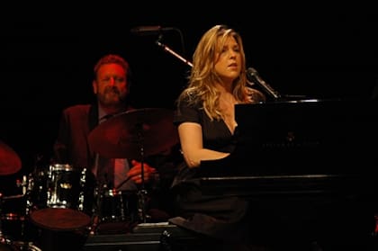 Krall es la única cantante de jazz que con ocho álbumes ocupó los primeros puestos de la lista Billboard Jazz Albums