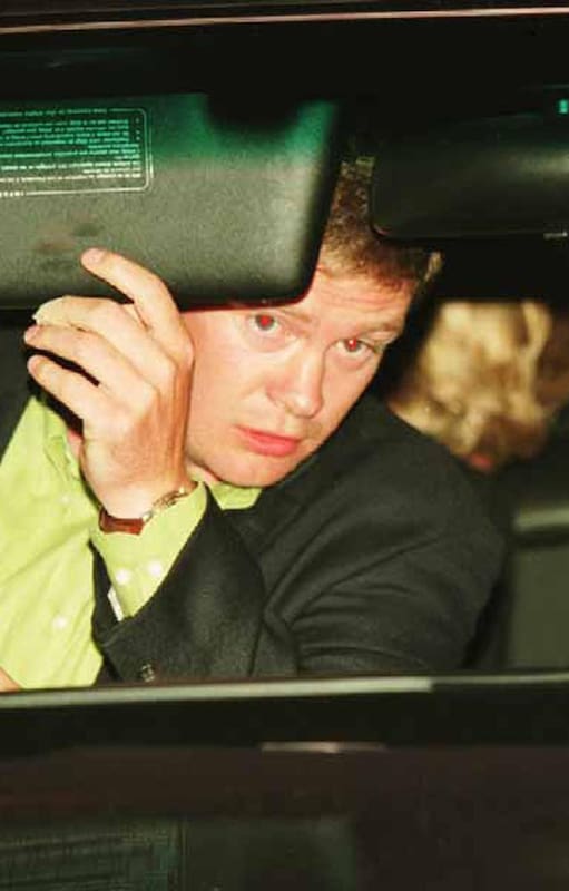 Diana, la Princesa de Gales y Dodi Fayed (ambos parcialmente visibles en el asiento trasero), el guardaespaldas Trevor Rees-Jones (al frente, a la izquierda) y el conductor Henri Paul, en su Mercedes-Benz S280, poco antes del fatal accidente que mató a Diana, Fayed y Paul, París, 31 de agosto de 1997