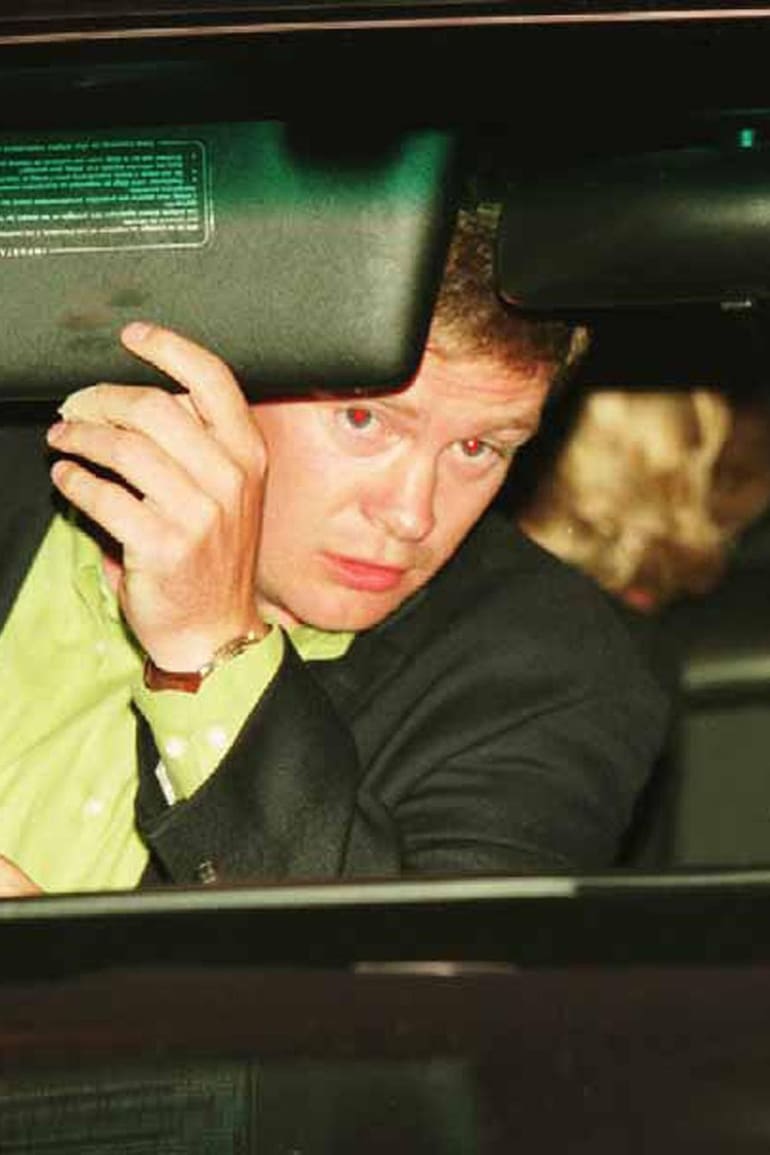 Diana, la Princesa de Gales y Dodi Fayed (ambos parcialmente visibles en el asiento trasero), el guardaespaldas Trevor Rees-Jones (al frente, a la izquierda) y el conductor Henri Paul, en su Mercedes-Benz S280, poco antes del fatal accidente que mató a Diana, Fayed y Paul, París, 31 de agosto de 1997