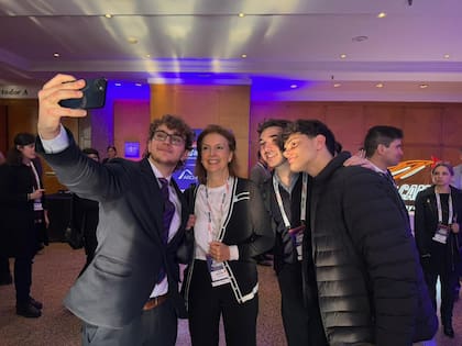 Diana Mondino con militantes libertarios en el Sheraton