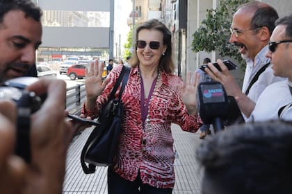 Diana Mondino, esta mañana, llegando al Hotel Libertador, desde donde Javier Milei organiza su futuro gobierno
