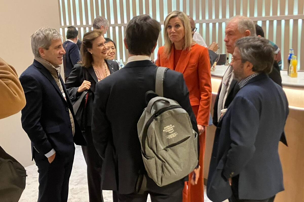Diana Mondino, Luis Caputo, Nicolás Posse y Gerardo Werthein, junto con la reina Máxima
