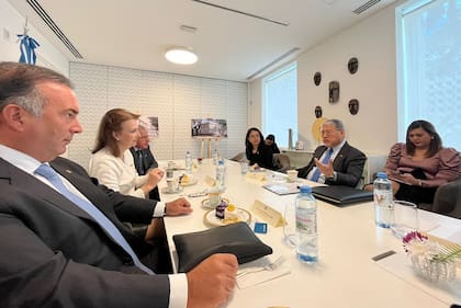 Diana Mondino visitó la embajada de Filipinas, donde fue recibida por Enrique Manalo, el canciller filipino de visita en la Argentina, y Grace Cruz-Fabella, la embajadora de ese país; la reunión la organizó el argentino Rallys Pliauzer, presidente de la Cámara del Asia