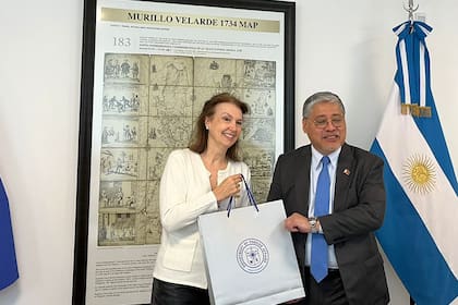 Diana Mondino visitó la embajada de Filipinas, donde fue recibida por Enrique Manalo, el canciller filipino de visita en la Argentina