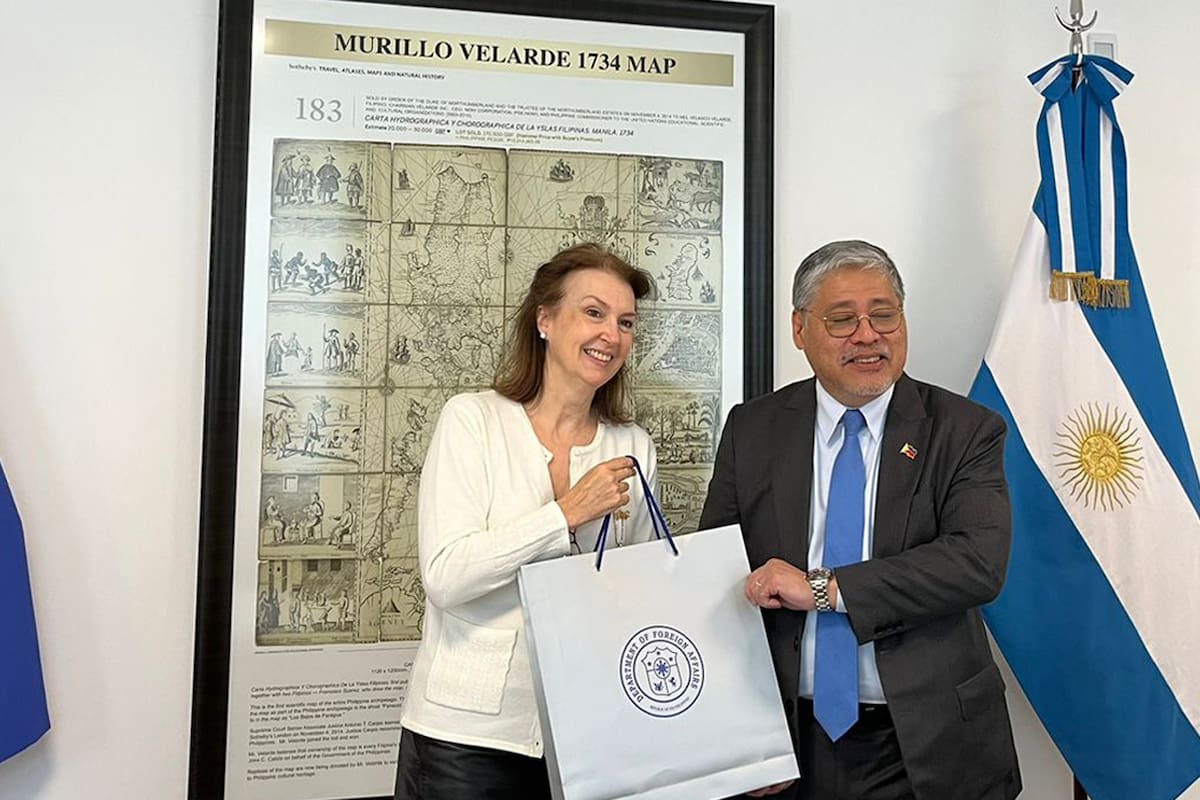 Diana Mondino visitó la embajada de Filipinas, donde fue recibida por Enrique Manalo, el canciller filipino de visita en la Argentina