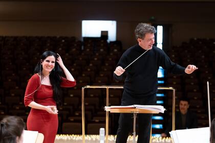 Diana Navarro y Juan Manuel Alonso, director de la Orquesta Carlos III, antes de un concierto en Madrid