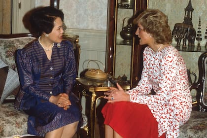 Diana, princesa de Gales (con vestido de Catherine Walker) charla animadamente con la reina Sirikit, durante una visita oficial a Bangkok, en 1988