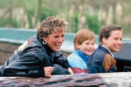 Diana, princesa de Gales, junto a los príncipes Guillermo y Harry durante una visita al parque de diversiones Thorpe Park