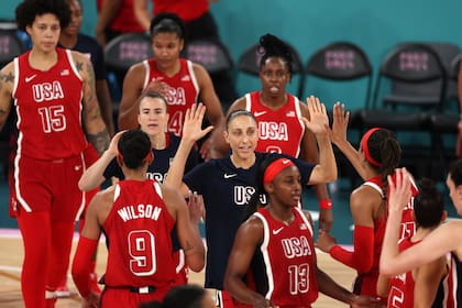 Diana Taurasi, de azul, alienta a sus compañeras en la final ante Francia. La legendaria jugadoras estadounidense, de 42 años, ya no es parte de la rotación principal y no tuvo minutos en la definición (Photo by Sarah Stier/Getty Images)