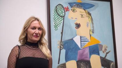 Diana Wildmaier Picasso, nieta de Pablo Picasso, posa junto al retrato de su abuela, ''Maya con traje de marinero'', en la National Portrait Gallery de Londres.