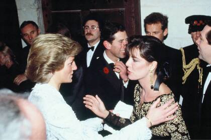 Diana y Carolina se saludan en la noche de noviembre de 1988, en Chambord.