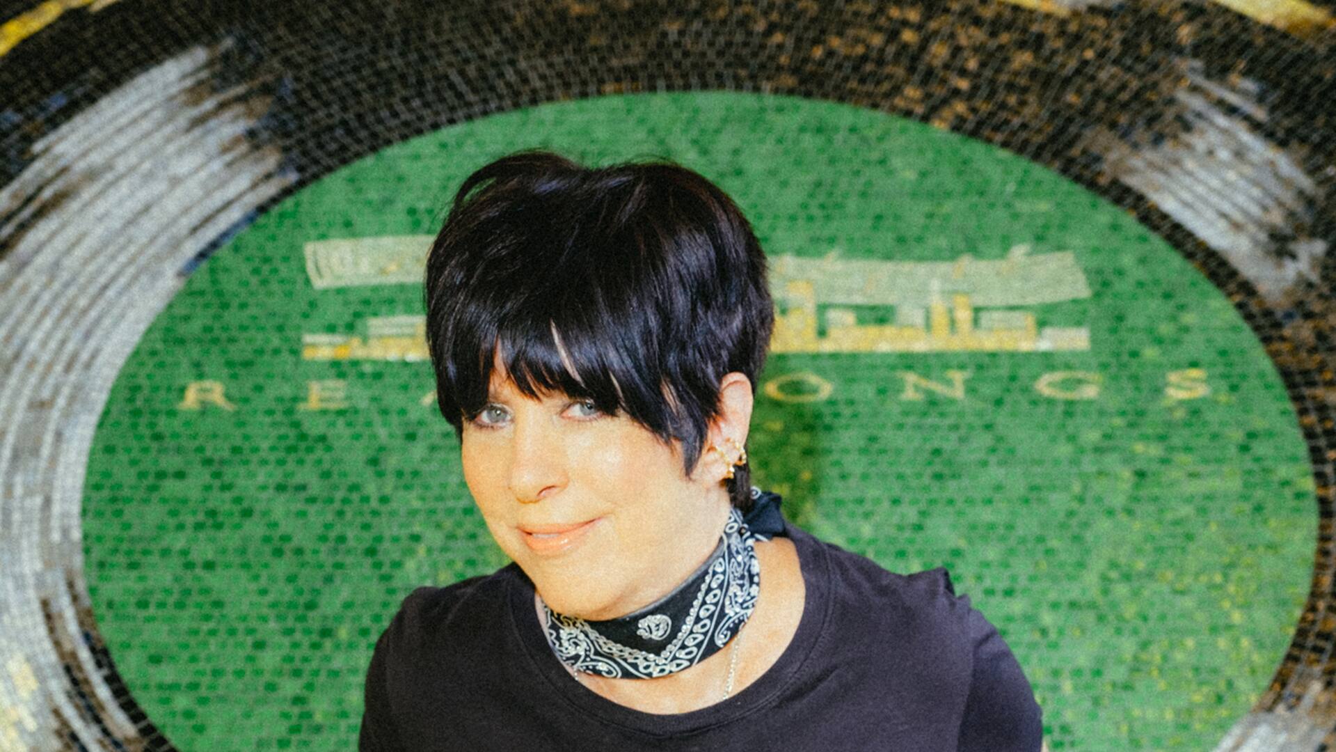 Diane Warren, la hacedora de hits que se mantiene "oculta" a pesar de ser una de las autoras más exitosas de la música pop