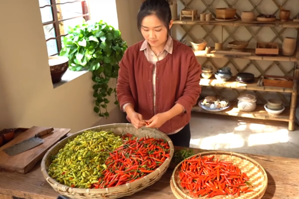Dianxi Xiaoge trabaja con los ingredientes de su campo y utensilios milenarios