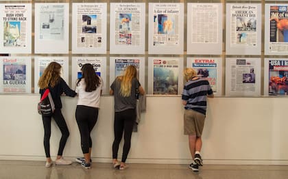 Diarios de todas partes del mundo expuestos en el Museo del Periodismo de Washington (Newseum).