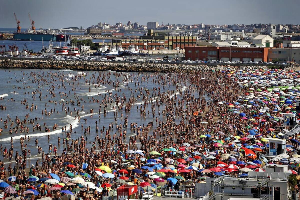 Días a pleno sol y con altas temperaturas permiten a los turistas de febrero disfrutar de las playas hasta altas horas