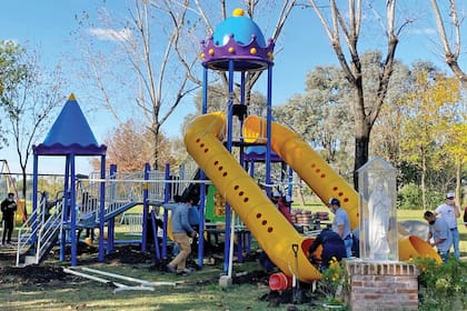 Días
antes, Bautista,
Benicio y Beltrán
(junto a Carolina)
inauguraron una
plaza de juegos
en el hogar Santa
Marta en Pilar
en honor a su
hermana. “Blanca,
con tu luz aquí
jugamos”, dice en
los juegos.