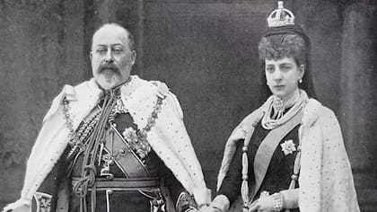 Días antes de la coronación de Eduardo VII y su reina consorte Alexandra de Dinamarca, el rey fue atacado por una peritonitis