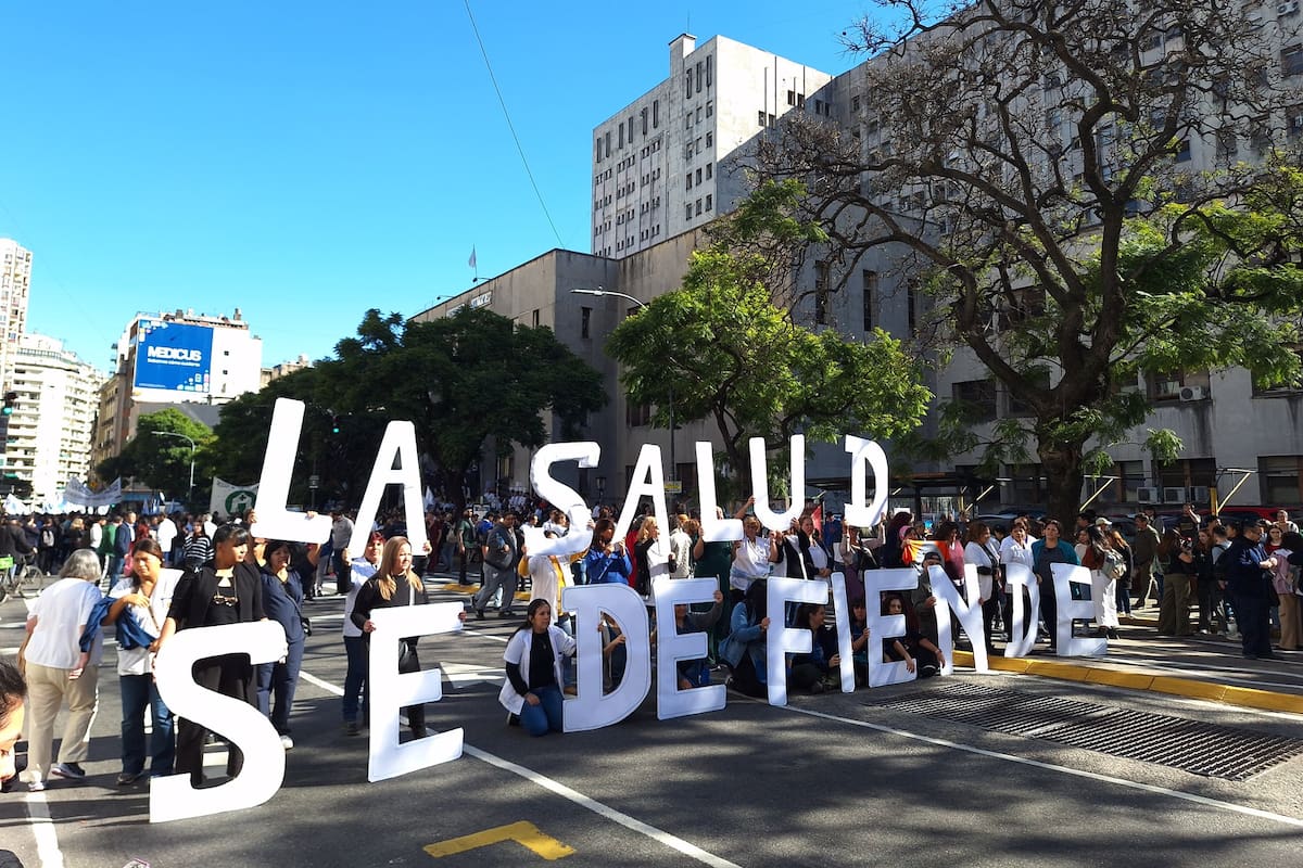 Días antes de la marcha universitaria se convocó a un abrazo al Hospital de Clínicas de la UBA para reclamar por el presupuesto de los centros de atención escuela