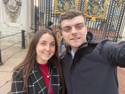 Días antes de morir, Ashley compartió en Facebook fotos junto a Jack en sitios turísticos de Londres