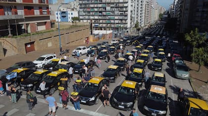 Días atrás, la Federación Nacional de Conductores de Taxi y Delegación Mar del Plata manifestó su fuerte rechazo al proyecto presentado por el bloque de La Libertad Avanza, que propone unificar el sistema de taxis y apps de transporte.