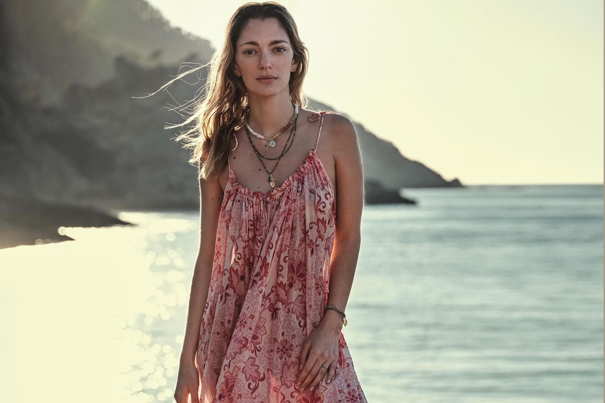 Días atrás, la influencer argentina presentó Chufy x Mango, una colección cápsula de seis vestidos confeccionados con géneros orgánicos y sostenibles como el que lleva sobre estas líneas.