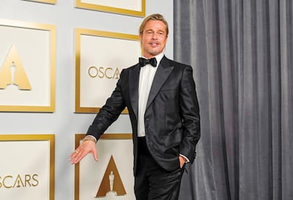 Días después de preocupar a sus fans con una foto en la que
se lo veía en silla de ruedas a la salida de una clínica (después
se supo que se había operado de las muelas de juicio), Brad
reapareció en los Oscar con el pelo atado y un smoking de
Brioni, que él mismo diseñó. El anillo y las pulseras de su mano
derecha también llamaron la atención.