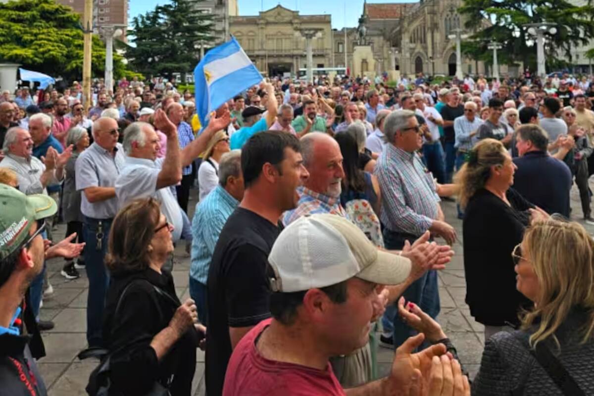 Días previos a que la ordenanza se sancione, frente al Concejo Deliberante los productores expresaron su descontento por la nueva tasa