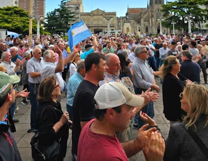 Días previos a que la ordenanza se sancione, frente al Concejo Deliberante los productores expresaron su descontento por la nueva tasa
