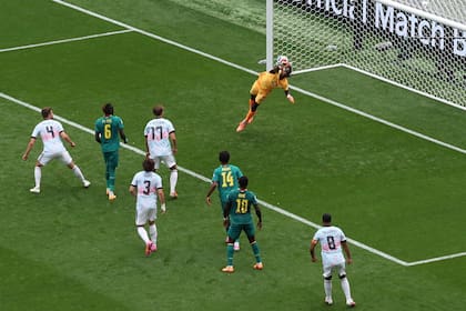 Diaw despeja el remate de De Cuyper en la llegada más clara de Bélgica en el primer tiempo