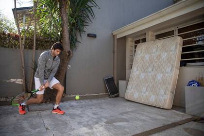 Díaz Acosta, encerrado durante la pandemia: su vínculo con el tenis era pegándole a la pelota contra un colchón