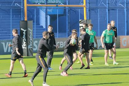 Díaz Bonilla con la pelota, en pleno ensayo en Vélez