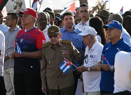 Díaz-Canel, de gorra roja y remera, junto al líder histórico Raúl Castro en un desfile en La Habana (Archivo)