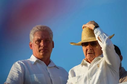 Díaz-Canel (izq.) junto a Raúl Castro, en La Habana