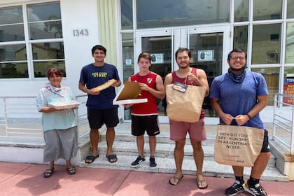 Mauro Diaz Vicedo con su familia y amigos llevan 48 días varados y reciben ayuda de argentinos residentes en Miami para sobrevivir