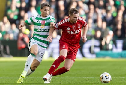 Diazen Maeda, de Celtic, ante Nicky Devlin, de Aberdeen, en acción durante el partido disputado el 19 de octubre pasado, por la Liga de Escocia
